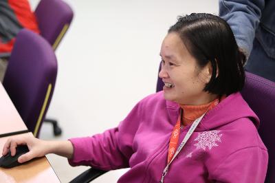 学生在计算机实验室的访问