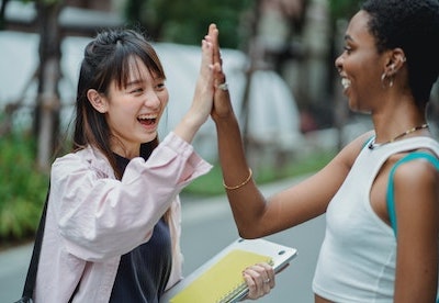 两个年轻女人在击掌