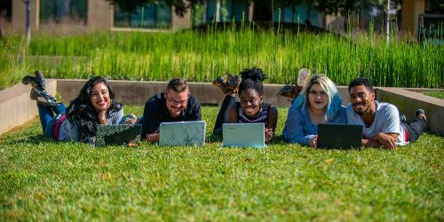 江南娱乐贴吧官网学生笔记本电脑(students-grass-laptop.jpg)