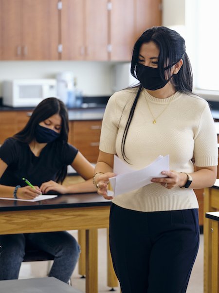 老师与学生,都戴着面具
