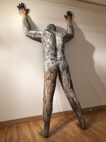 雕塑的男人压在墙上