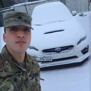 Alwady军装在车里覆盖着雪