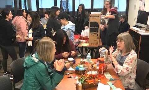 江南娱乐贴吧官网学生表和站在拥挤的房间里说话